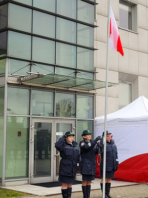 Komendant Wojewódzki Policji w Gdańsku nadinsp. Andrzej Łapiński uczestniczył w  uroczystym apelu z okazji mianowania Naczelnika Pomorskiego Urzędu Celno-Skarbowego w Gdyni insp. Macieja Siniarskiego na stopień nadinspektor w korpusie generałów w Służbie Celno-Skarbowej.