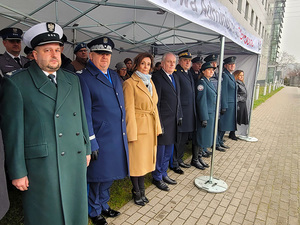 Komendant Wojewódzki Policji w Gdańsku nadinsp. Andrzej Łapiński uczestniczył w  uroczystym apelu z okazji mianowania Naczelnika Pomorskiego Urzędu Celno-Skarbowego w Gdyni insp. Macieja Siniarskiego na stopień nadinspektor w korpusie generałów w Służbie Celno-Skarbowej.