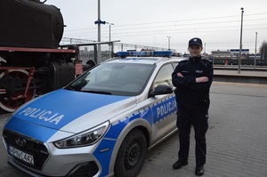 policjantka przy radiowozie, policjantka z funkcjonariuszem SOK