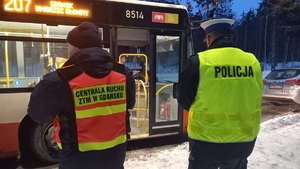 policjanci podczas kontroli autobusów