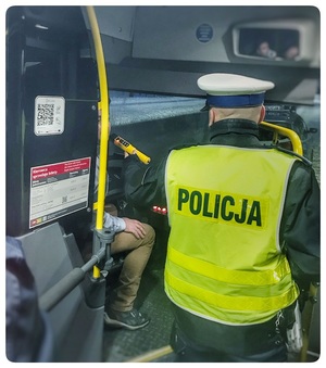 policjanci podczas kontroli autobusów