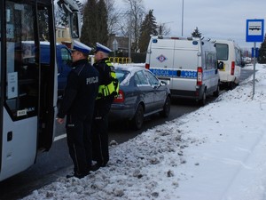 policjanci podczas kontroli busa szkolnego