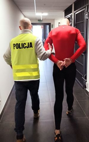 policjant z zatrzymanym