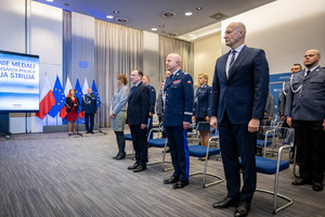 Szef MSWiA p. Mariusz Kamiński wręczył medale im. podkom. Andrzeja Struja. Te wyjątkowe odznaczenia otrzymują policjanci z całego kraju, którzy bez wahania, z narażeniem własnego zdrowia i życia, ratowali innych. Wśród wyróżnionych było czworo pomorskich policjantów z KMP w Gdyni - mł.asp.Wiesław Skotzke, sierż.Arkadiusz Sarnowski (za uratowanie tonących osób) oraz z KPP w Pucku - st.sierż. Michał Poźniak i sierż. Monika Chodubska (za uratowanie ludzi z pożaru).