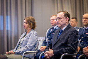 Szef MSWiA p. Mariusz Kamiński wręczył medale im. podkom. Andrzeja Struja. Te wyjątkowe odznaczenia otrzymują policjanci z całego kraju, którzy bez wahania, z narażeniem własnego zdrowia i życia, ratowali innych. Wśród wyróżnionych było czworo pomorskich policjantów z KMP w Gdyni - mł.asp.Wiesław Skotzke, sierż.Arkadiusz Sarnowski (za uratowanie tonących osób) oraz z KPP w Pucku - st.sierż. Michał Poźniak i sierż. Monika Chodubska (za uratowanie ludzi z pożaru).