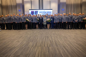 Szef MSWiA p. Mariusz Kamiński wręczył medale im. podkom. Andrzeja Struja. Te wyjątkowe odznaczenia otrzymują policjanci z całego kraju, którzy bez wahania, z narażeniem własnego zdrowia i życia, ratowali innych. Wśród wyróżnionych było czworo pomorskich policjantów z KMP w Gdyni - mł.asp.Wiesław Skotzke, sierż.Arkadiusz Sarnowski (za uratowanie tonących osób) oraz z KPP w Pucku - st.sierż. Michał Poźniak i sierż. Monika Chodubska (za uratowanie ludzi z pożaru).