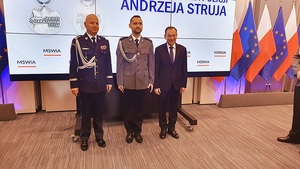 Szef MSWiA p. Mariusz Kamiński wręczył medale im. podkom. Andrzeja Struja. Te wyjątkowe odznaczenia otrzymują policjanci z całego kraju, którzy bez wahania, z narażeniem własnego zdrowia i życia, ratowali innych. Wśród wyróżnionych było czworo pomorskich policjantów z KMP w Gdyni - mł.asp.Wiesław Skotzke, sierż.Arkadiusz Sarnowski (za uratowanie tonących osób) oraz z KPP w Pucku - st.sierż. Michał Poźniak i sierż. Monika Chodubska (za uratowanie ludzi z pożaru).