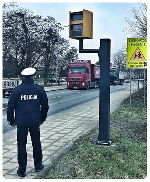 policjant przy nowym fotoradarze