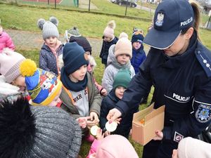 policjanci na spotkaniu z przedszkolakami