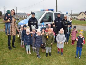 policjanci na spotkaniu z przedszkolakami