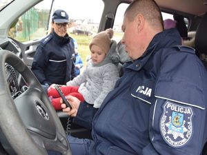 policjanci na spotkaniu z przedszkolakami