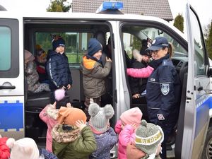 policjanci na spotkaniu z przedszkolakami