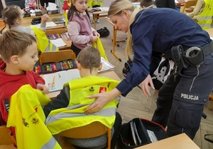 policjanci z dziećmi