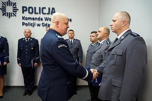 Komendant Wojewódzki Policji w Gdańsku nadinsp. Andrzej Łapiński wręczył rozkazy personalne na stanowiska kierownicze w garnizonie pomorskim oraz uroczyście pożegnał funkcjonariuszy przechodzących na zaopatrzenie emerytalne.