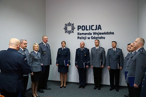 Komendant Wojewódzki Policji w Gdańsku nadinsp. Andrzej Łapiński wręczył rozkazy personalne na stanowiska kierownicze w garnizonie pomorskim oraz uroczyście pożegnał funkcjonariuszy przechodzących na zaopatrzenie emerytalne.