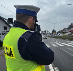 policjant drogówki w trakcie pracy