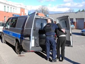 policjanci i odzyskane pojazdy