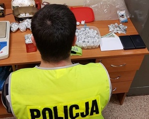 policjanci i zabezpieczone środki odurzające