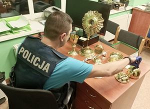 policjanci z zatrzymanym i odzyskanymi przedmiotami