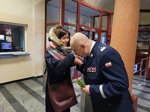 W tak ważnym dniu jak Dzień Kobiet Komendant Wojewódzki Policji w Gdańsku nadinsp. Andrzej Łapiński osobiście składał życzenia i wręczał kwiaty funkcjonariuszkom i paniom pracującym w KWP w Gdańsku.