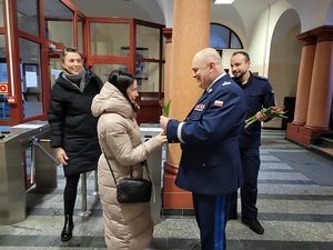 W tak ważnym dniu jak Dzień Kobiet Komendant Wojewódzki Policji w Gdańsku nadinsp. Andrzej Łapiński osobiście składał życzenia i wręczał kwiaty funkcjonariuszkom i paniom pracującym w KWP w Gdańsku.