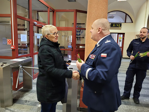 W tak ważnym dniu jak Dzień Kobiet Komendant Wojewódzki Policji w Gdańsku nadinsp. Andrzej Łapiński osobiście składał życzenia i wręczał kwiaty funkcjonariuszkom i paniom pracującym w KWP w Gdańsku.