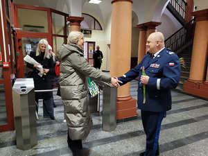 W tak ważnym dniu jak Dzień Kobiet Komendant Wojewódzki Policji w Gdańsku nadinsp. Andrzej Łapiński osobiście składał życzenia i wręczał kwiaty funkcjonariuszkom i paniom pracującym w KWP w Gdańsku.