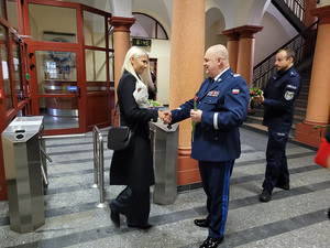 W tak ważnym dniu jak Dzień Kobiet Komendant Wojewódzki Policji w Gdańsku nadinsp. Andrzej Łapiński osobiście składał życzenia i wręczał kwiaty funkcjonariuszkom i paniom pracującym w KWP w Gdańsku.