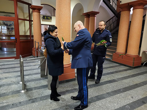 W tak ważnym dniu jak Dzień Kobiet Komendant Wojewódzki Policji w Gdańsku nadinsp. Andrzej Łapiński osobiście składał życzenia i wręczał kwiaty funkcjonariuszkom i paniom pracującym w KWP w Gdańsku.