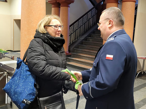 W tak ważnym dniu jak Dzień Kobiet Komendant Wojewódzki Policji w Gdańsku nadinsp. Andrzej Łapiński osobiście składał życzenia i wręczał kwiaty funkcjonariuszkom i paniom pracującym w KWP w Gdańsku.