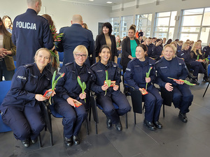 W tak ważnym dniu jak Dzień Kobiet Komendant Wojewódzki Policji w Gdańsku nadinsp. Andrzej Łapiński osobiście składał życzenia i wręczał kwiaty funkcjonariuszkom i paniom pracującym w KWP w Gdańsku.