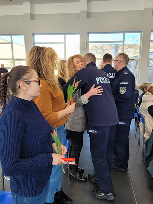 W tak ważnym dniu jak Dzień Kobiet Komendant Wojewódzki Policji w Gdańsku nadinsp. Andrzej Łapiński osobiście składał życzenia i wręczał kwiaty funkcjonariuszkom i paniom pracującym w KWP w Gdańsku.