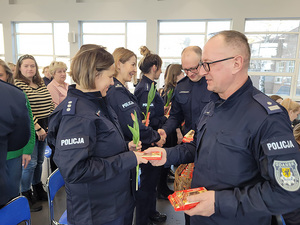 W tak ważnym dniu jak Dzień Kobiet Komendant Wojewódzki Policji w Gdańsku nadinsp. Andrzej Łapiński osobiście składał życzenia i wręczał kwiaty funkcjonariuszkom i paniom pracującym w KWP w Gdańsku.