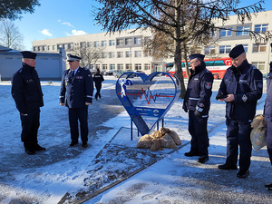 Na terenie OPP w Gdańsku miały miejsce ważne wydarzenia. Pomorscy policjanci przyłączyli się do akcji charytatywnej związanej ze zbieraniem nakrętek w specjalnie przygotowanym na tę okazję Niebieskim Sercu a następnie funkcjonariusze przystąpili do akcji honorowego oddawania krwi na rzecz potrzebujących. Obu przedsięwzięciom przewodniczył Komendant Wojewódzki Policji w Gdańsku nadinsp. Andrzej Łapiński.