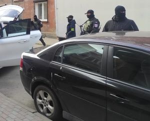 policjanci i zabezpieczone automaty