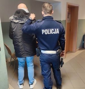 policjant z zatrzymanym