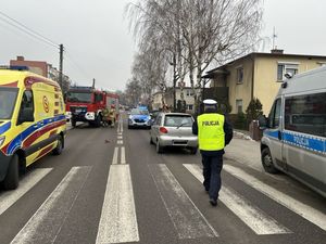 policjant pracujący na miejscu potrącenia pieszego