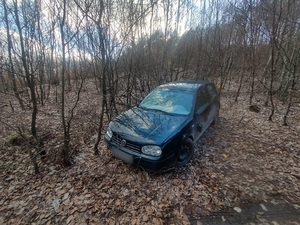 odnaleziony w lesie samochód