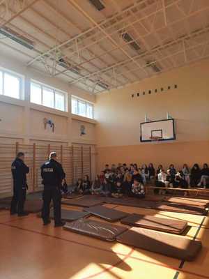 policjanci na spotkaniu w szkole