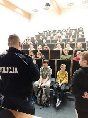 policjanci na spotkaniu w szkole