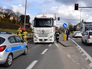 policjanci pracowali na miejscu wypadku z samochodem ciężarowym