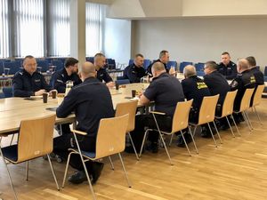 policjanci na spotkaniu ze strażą gminną