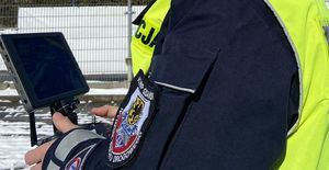 policjanci drogówki podczas działań