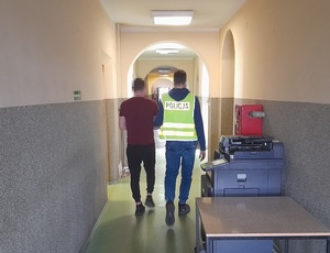 policjant z zatrzymanym i zabezpieczone środki