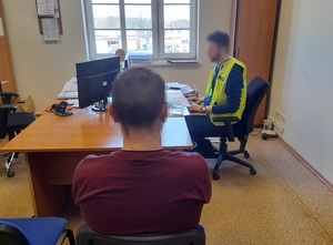 policjant z zatrzymanym i zabezpieczone środki