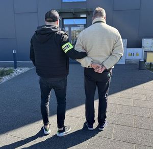 policjant z zatrzymanym