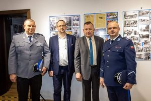 policjant fotograf, wernisaż