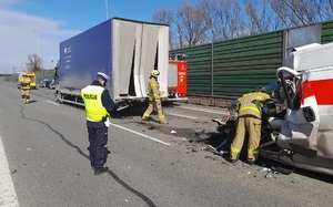 policjanci podczas pracy przy wypadku ze skutkiem śmiertelnym