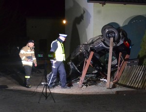 policjanci pracujący przy zdarzeniu drogowym