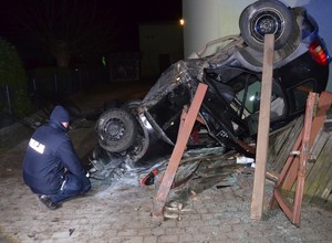 policjanci pracujący przy zdarzeniu drogowym